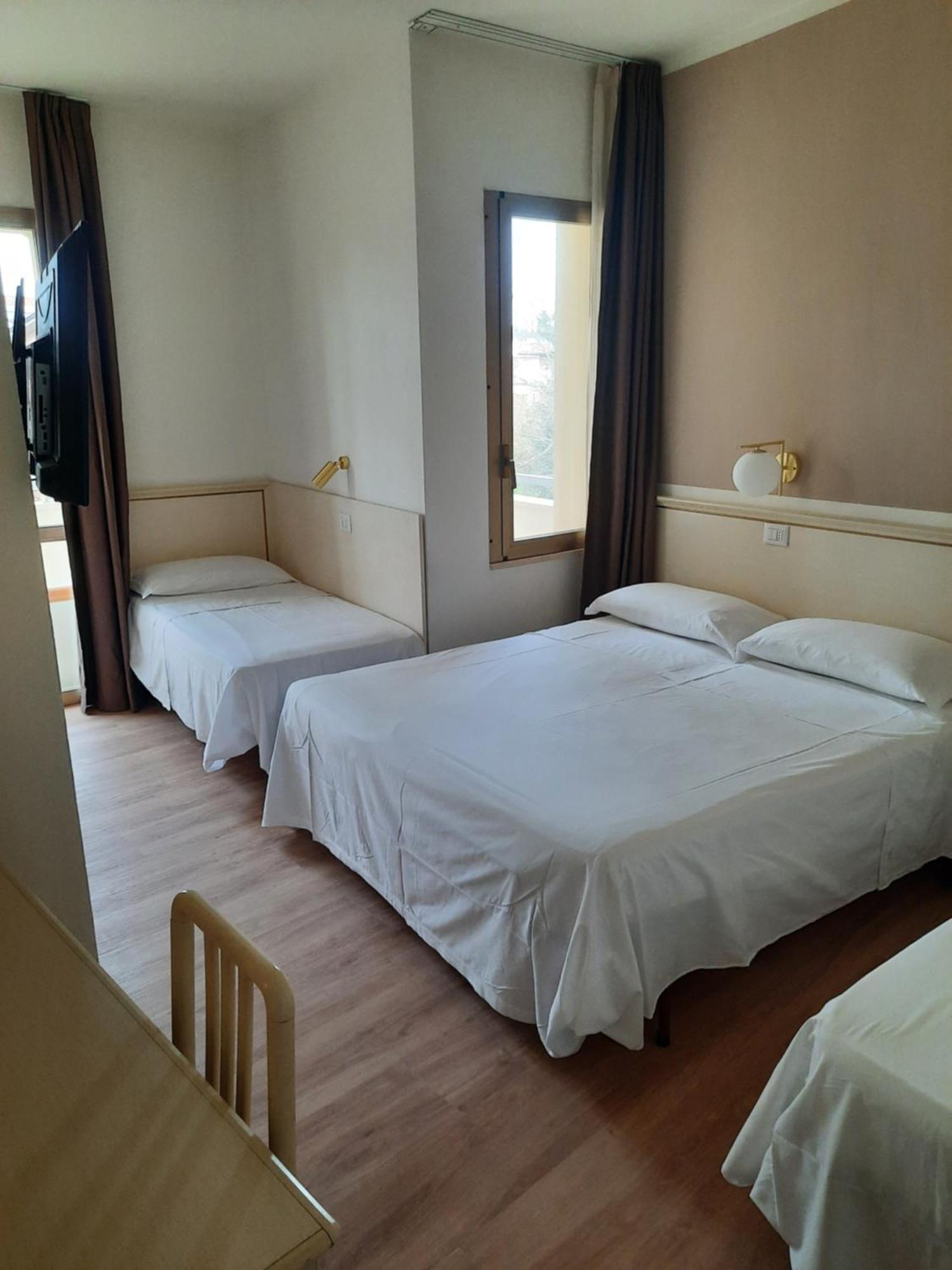 Hotel Schiller チェルヴィア エクステリア 写真