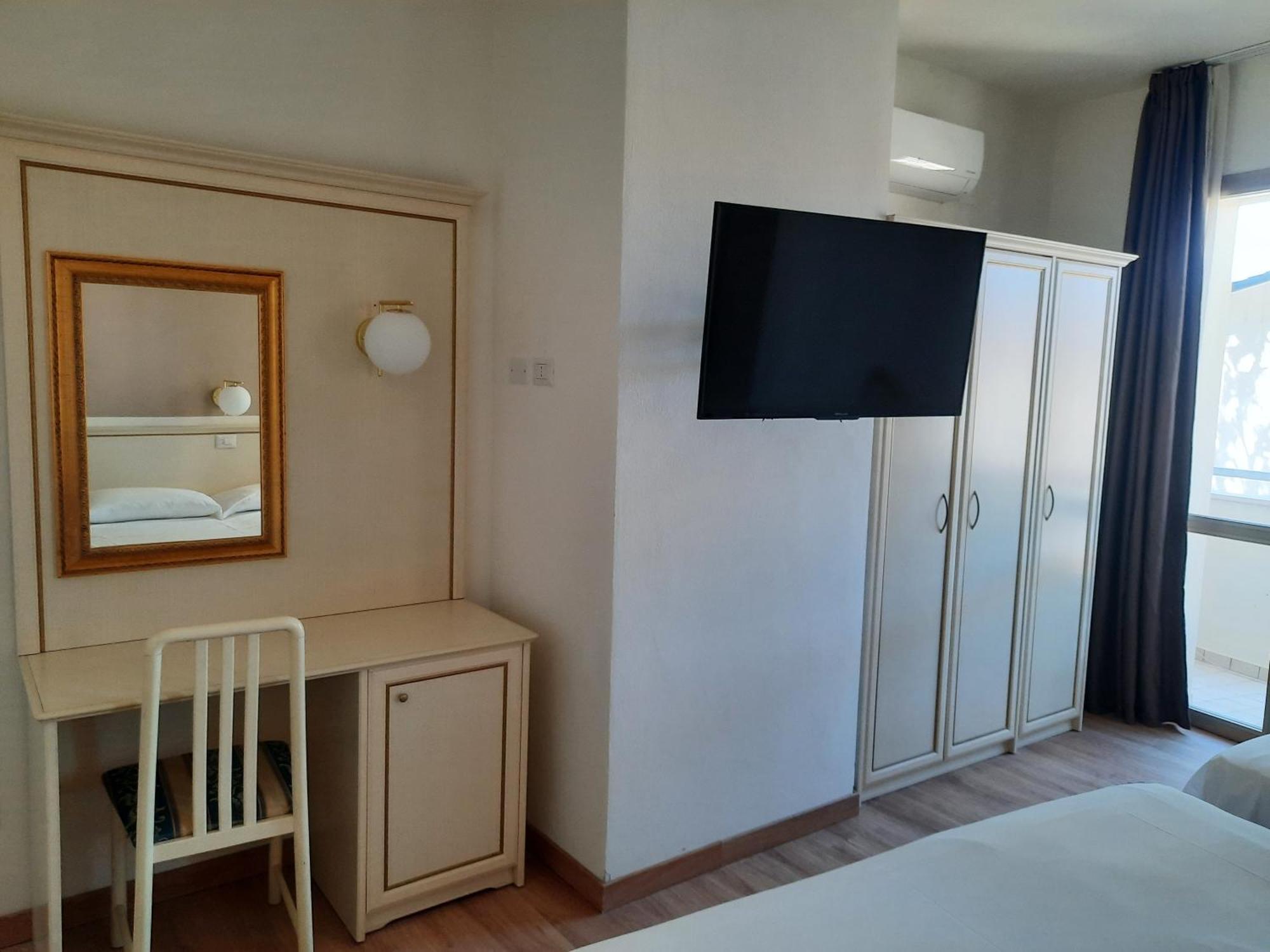 Hotel Schiller チェルヴィア エクステリア 写真