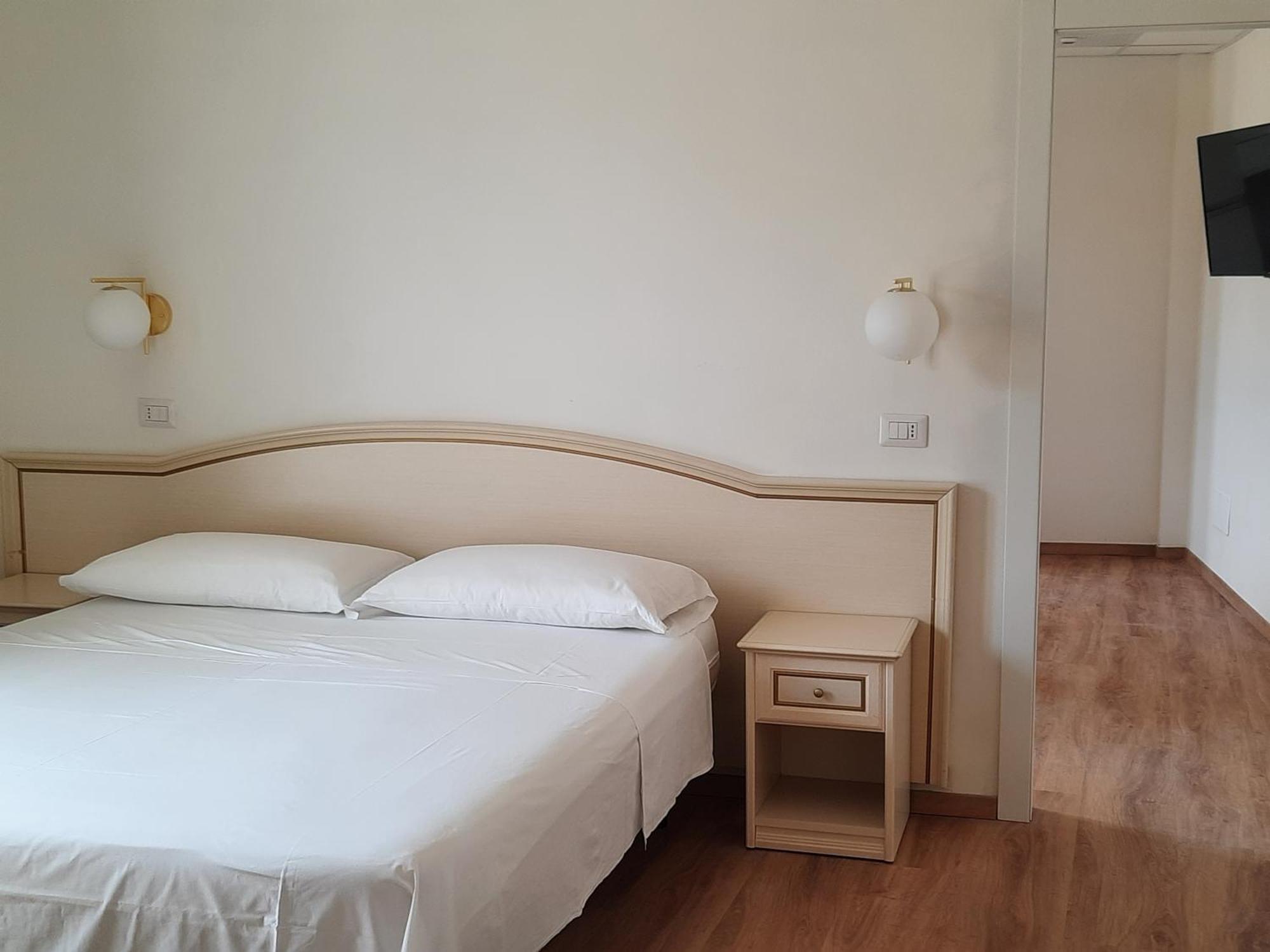 Hotel Schiller チェルヴィア エクステリア 写真